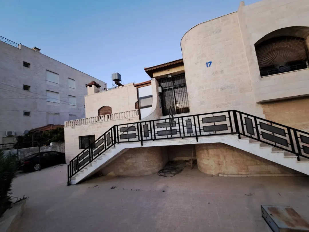 منزل مستقل للبيع الجبيهة/ دوار المنهل- للبيع المستعجل في منطقة هادئة بمساحة ارض دونم و بناء 500م .