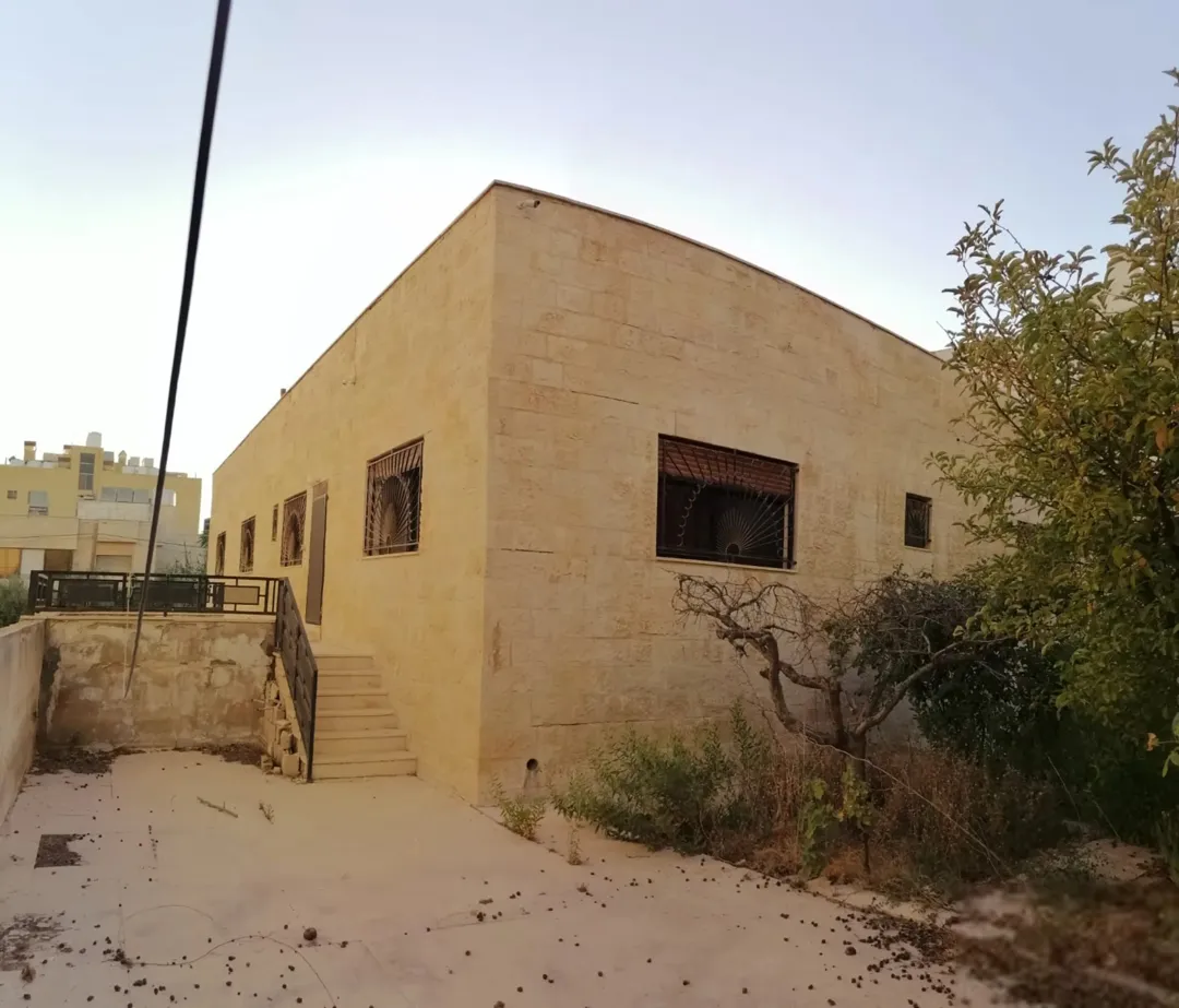منزل مستقل للبيع الجبيهة/ دوار المنهل- للبيع المستعجل في منطقة هادئة بمساحة ارض دونم و بناء 500م .