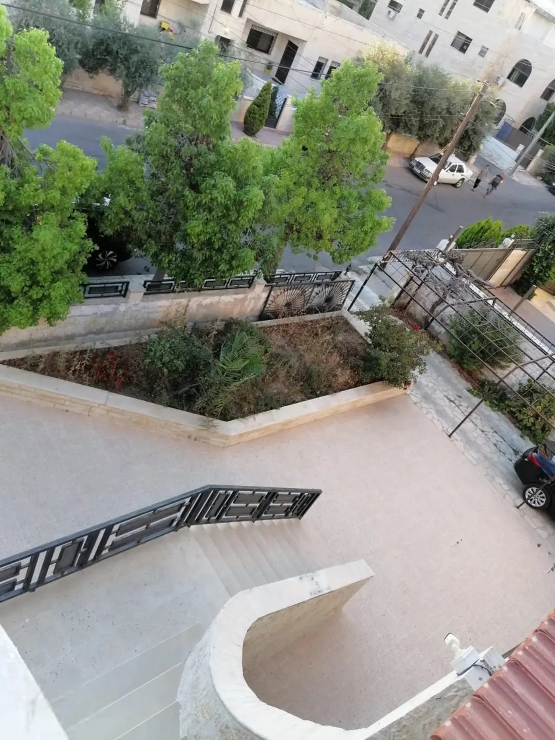 منزل مستقل للبيع الجبيهة/ دوار المنهل- للبيع المستعجل في منطقة هادئة بمساحة ارض دونم و بناء 500م .