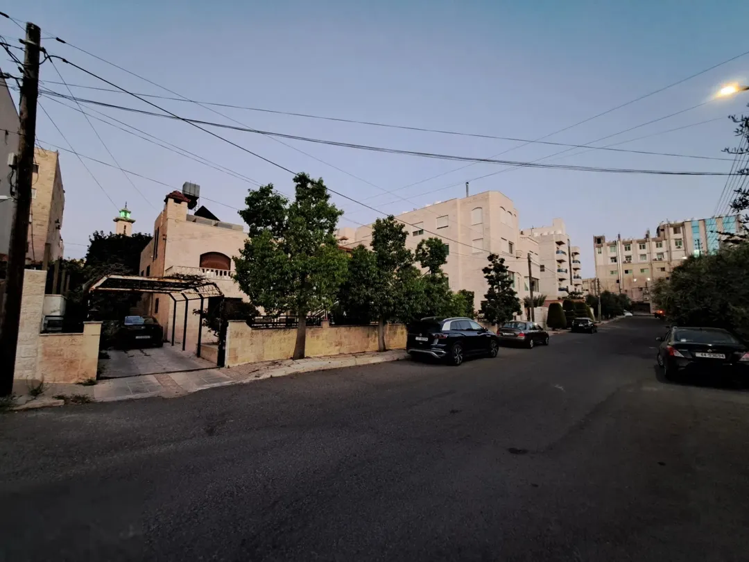 منزل مستقل للبيع الجبيهة/ دوار المنهل- للبيع المستعجل في منطقة هادئة بمساحة ارض دونم و بناء 500م .