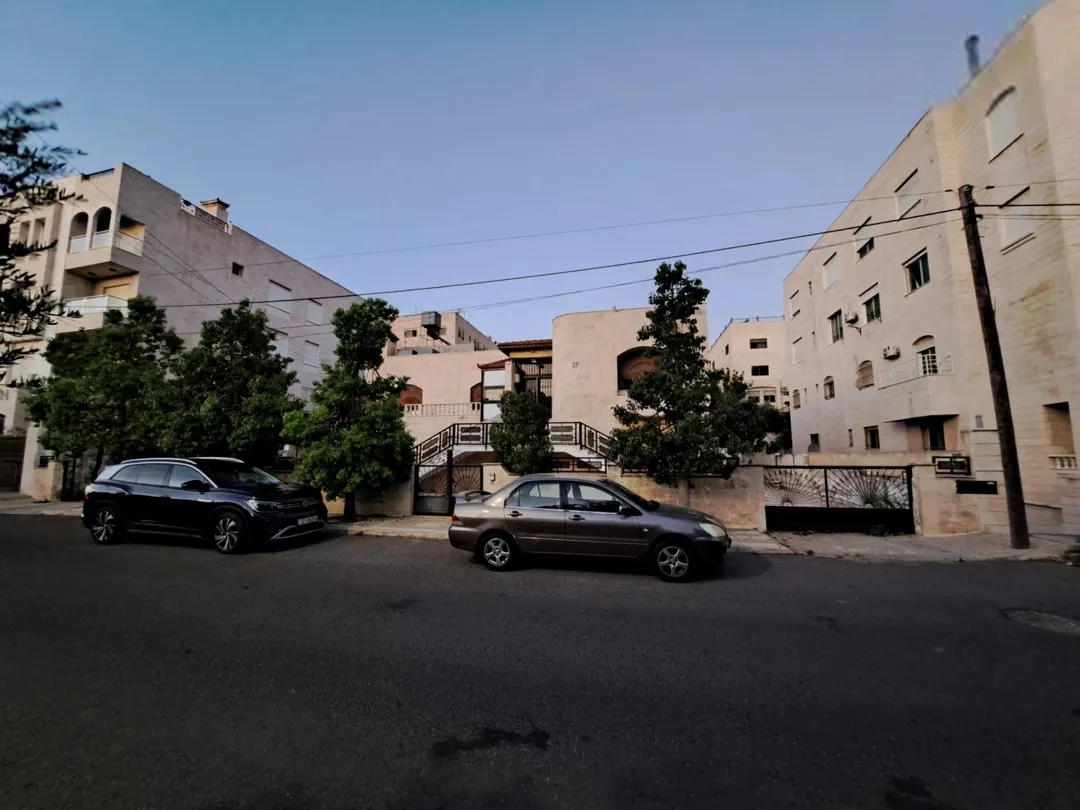 منزل مستقل للبيع الجبيهة/ دوار المنهل- للبيع المستعجل في منطقة هادئة بمساحة ارض دونم و بناء 500م .