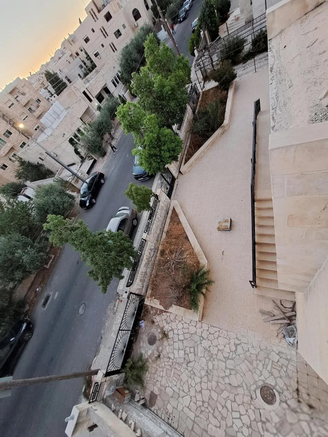منزل مستقل للبيع الجبيهة/ دوار المنهل- للبيع المستعجل في منطقة هادئة بمساحة ارض دونم و بناء 500م .