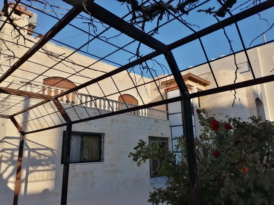 منزل مستقل للبيع الجبيهة/ دوار المنهل- للبيع المستعجل في منطقة هادئة بمساحة ارض دونم و بناء 500م .