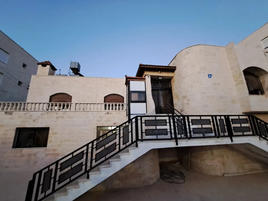 منزل مستقل للبيع الجبيهة/ دوار المنهل- للبيع المستعجل في منطقة هادئة بمساحة ارض دونم و بناء 500م .
