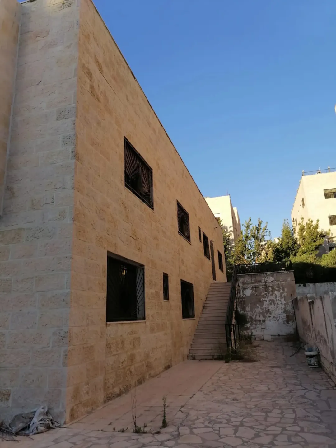منزل مستقل للبيع الجبيهة/ دوار المنهل- للبيع المستعجل في منطقة هادئة بمساحة ارض دونم و بناء 500م .