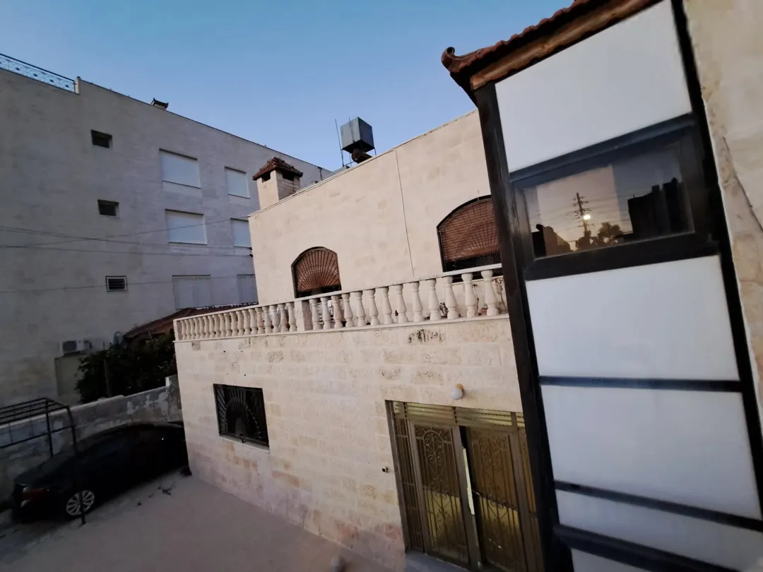 منزل مستقل للبيع الجبيهة/ دوار المنهل- للبيع المستعجل في منطقة هادئة بمساحة ارض دونم و بناء 500م .