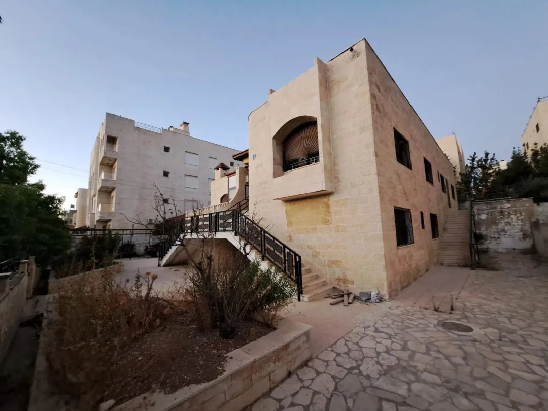 منزل مستقل للبيع الجبيهة/ دوار المنهل- للبيع المستعجل في منطقة هادئة بمساحة ارض دونم و بناء 500م .