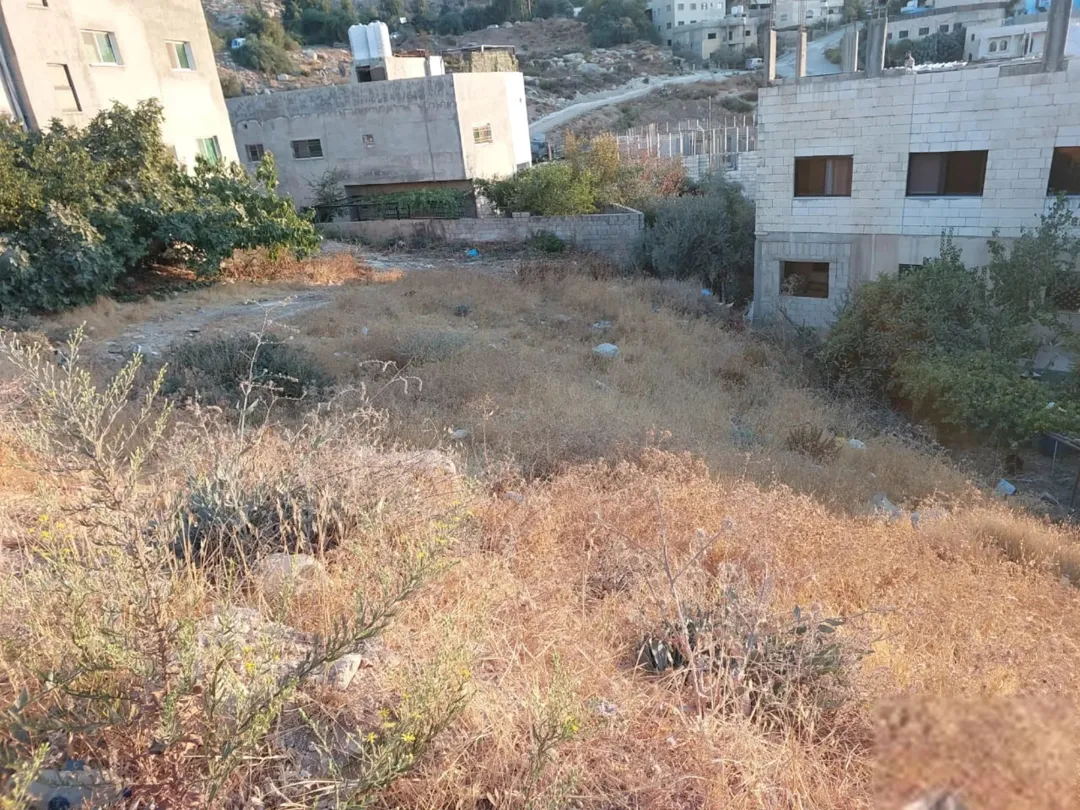 أرض سكنية مميزة للبيع في عين الباشا – حوض الزاوية