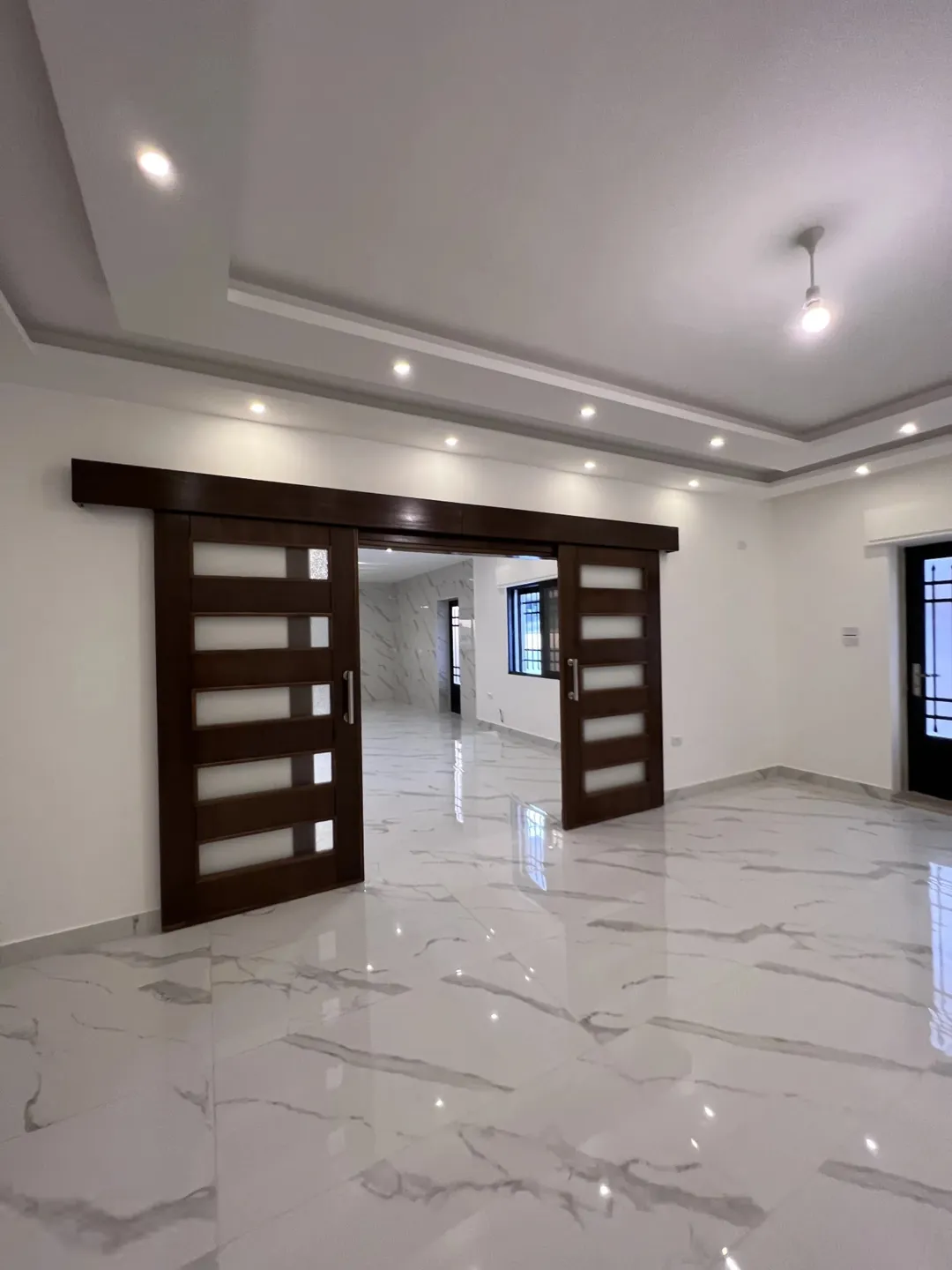 شقة طابق ارضي – 430 متر مميزه للبيع تشطيب فلل شركة حسام الجمزاوي للإسكان