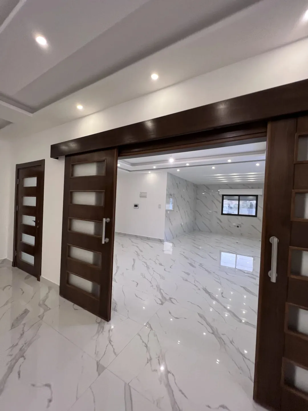 شقة طابق ارضي – 430 متر مميزه للبيع تشطيب فلل شركة حسام الجمزاوي للإسكان