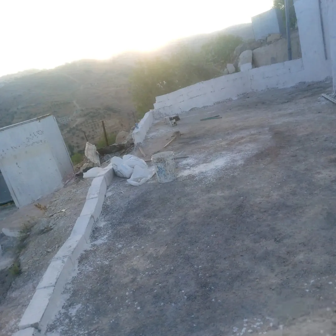 مزرعه مع شاليه صغير على الشارع الرئيسي طريق جديتا اوصرة باعون او المبادله على بيت او سيارات او ارض