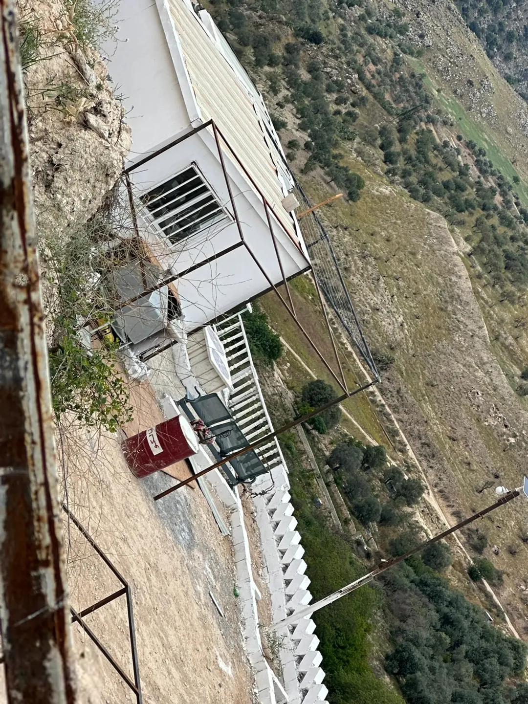 مزرعه مع شاليه صغير على الشارع الرئيسي طريق جديتا اوصرة باعون او المبادله على بيت او سيارات او ارض