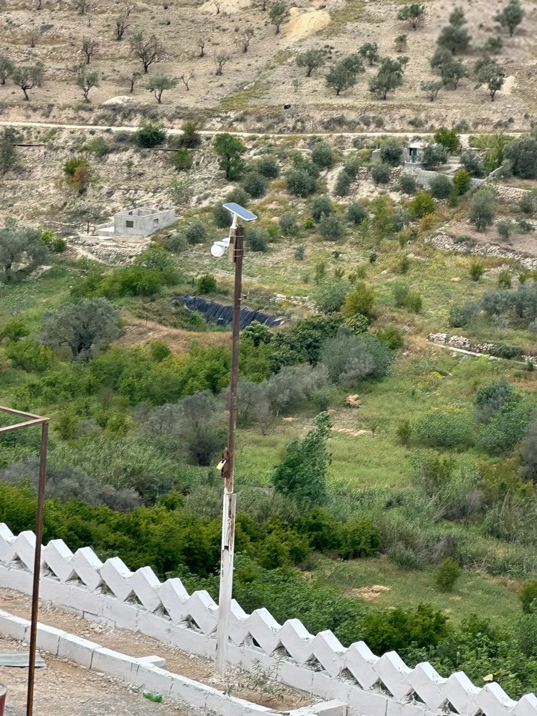 مزرعه مع شاليه صغير على الشارع الرئيسي طريق جديتا اوصرة باعون او المبادله على بيت او سيارات او ارض