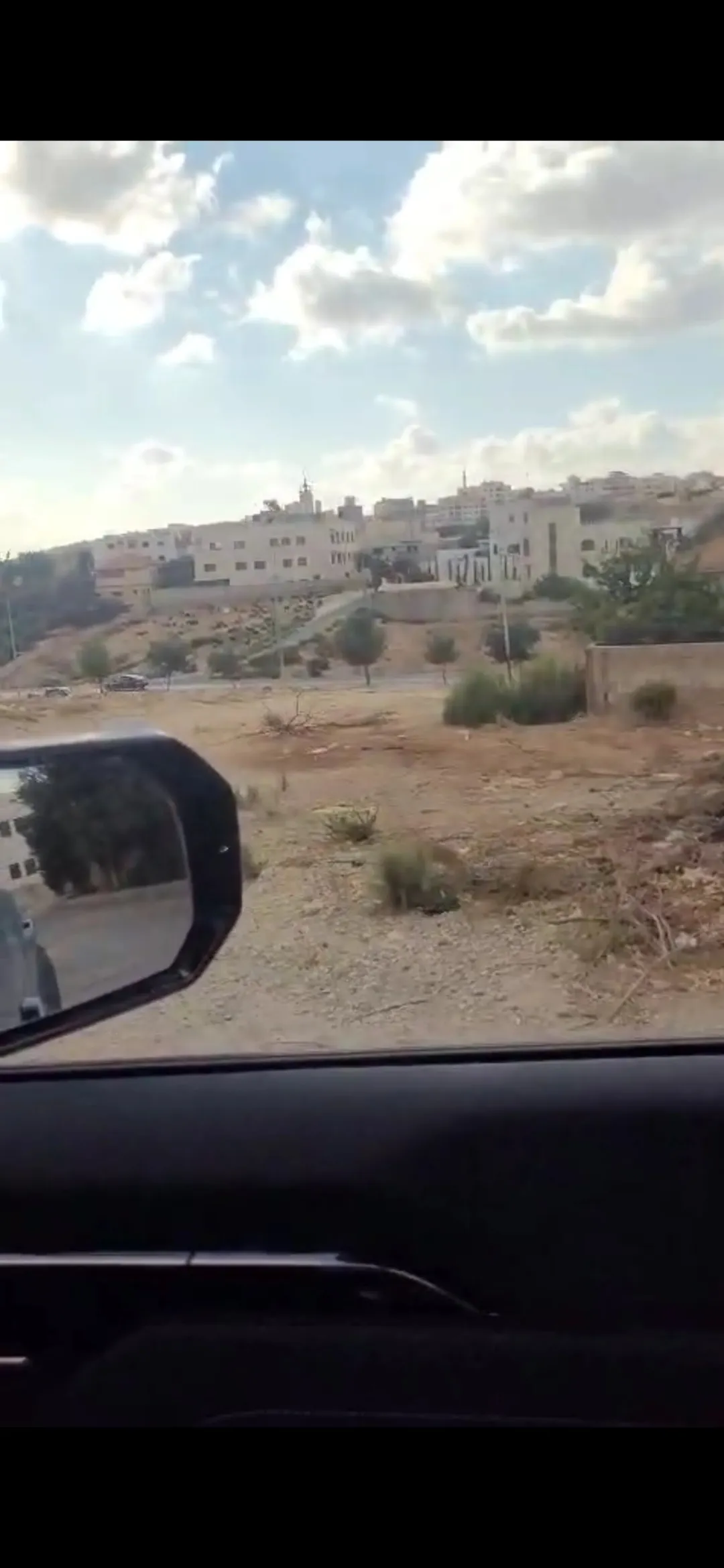 ارض في شفا بدران منطقه فلل حيويه مرتفعه عن الشارع الرئيسي ومستويه مثلثه الشكل
