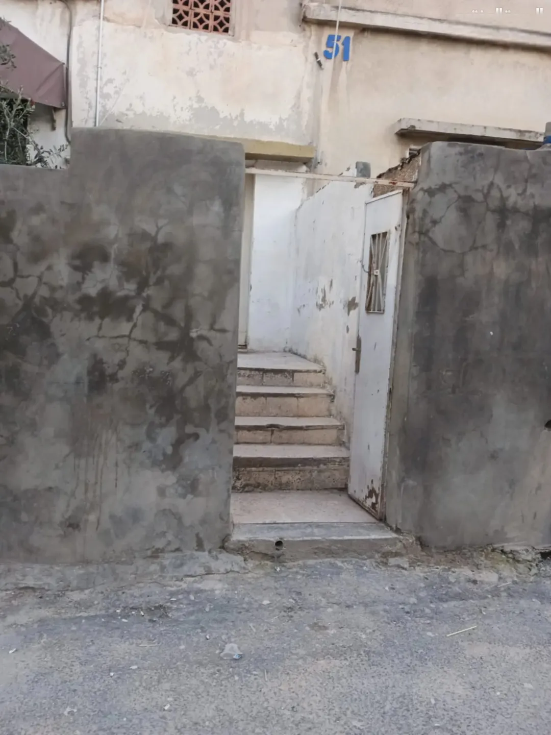 منزل للبيع بسعر شقة/بقالة بجانب مدرسة /جبل النصر