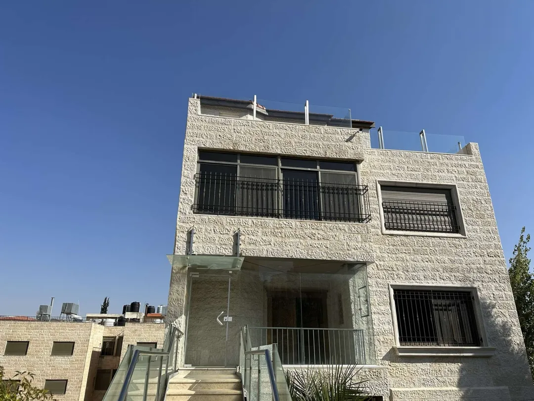 فيلا فاخرة للإيجار السنوي في قلب ضاحية الرشيد