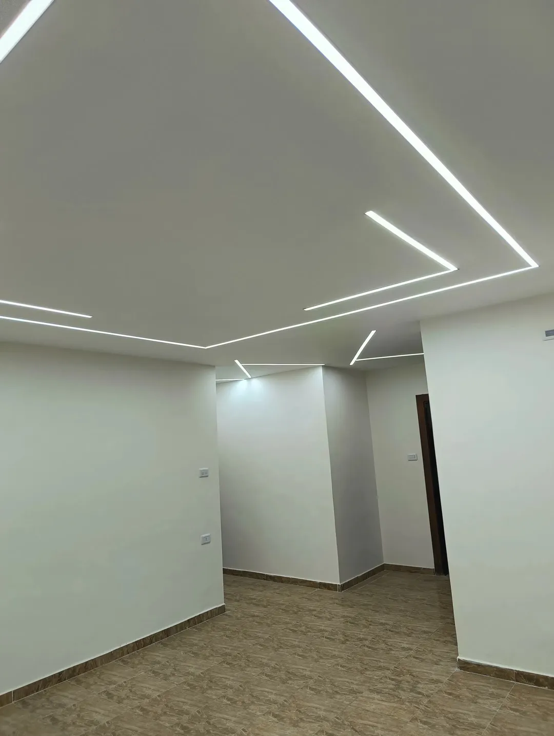 شقة طابقية … طابق أول شبه أرضي للبيع ( كاش ـ أقساط ـ بدل )
