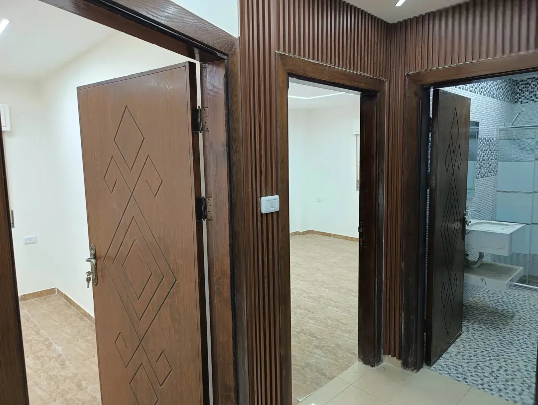 شقة طابقية … طابق أول شبه أرضي للبيع ( كاش ـ أقساط ـ بدل )