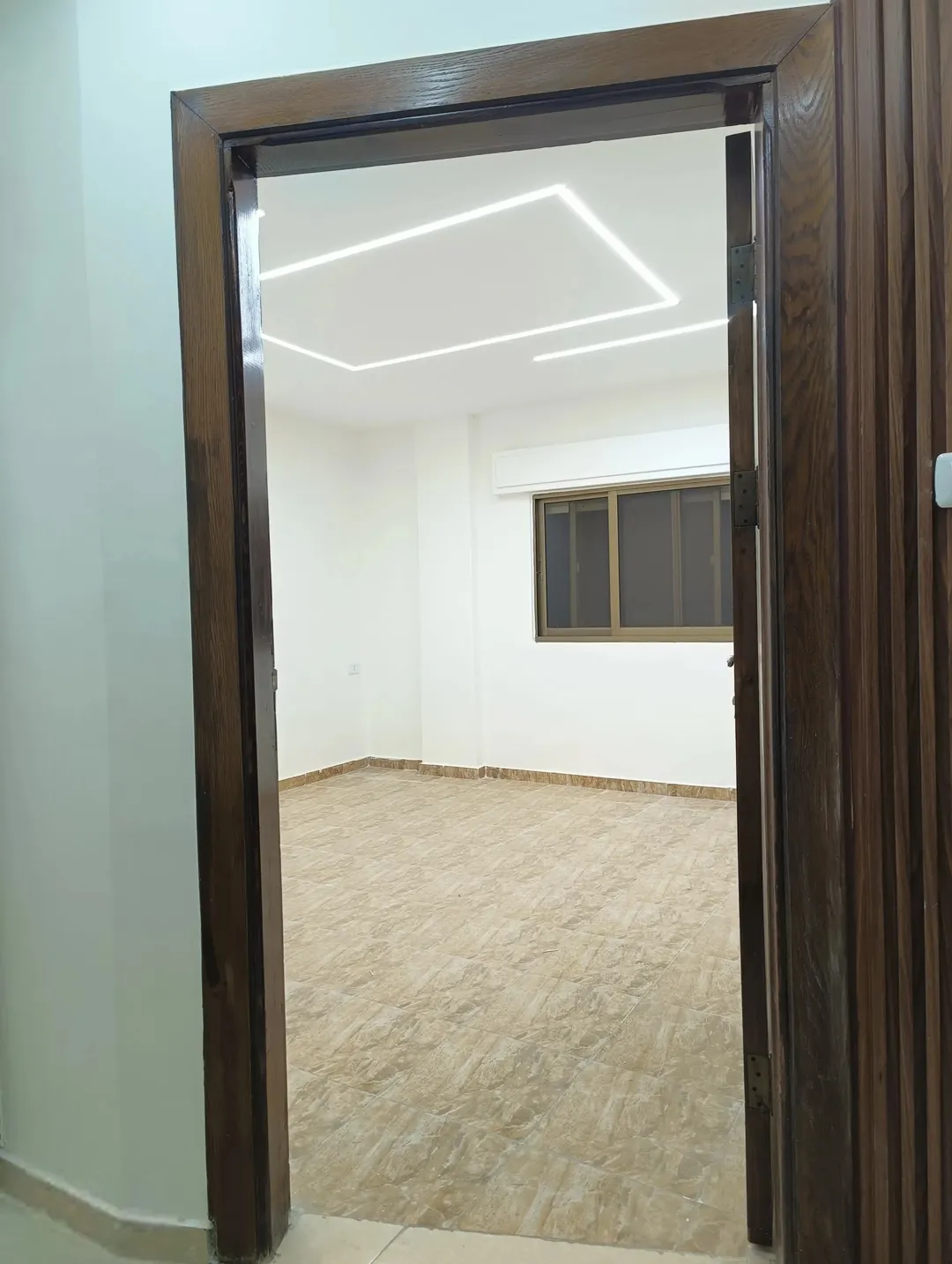 شقة طابقية … طابق أول شبه أرضي للبيع ( كاش ـ أقساط ـ بدل )