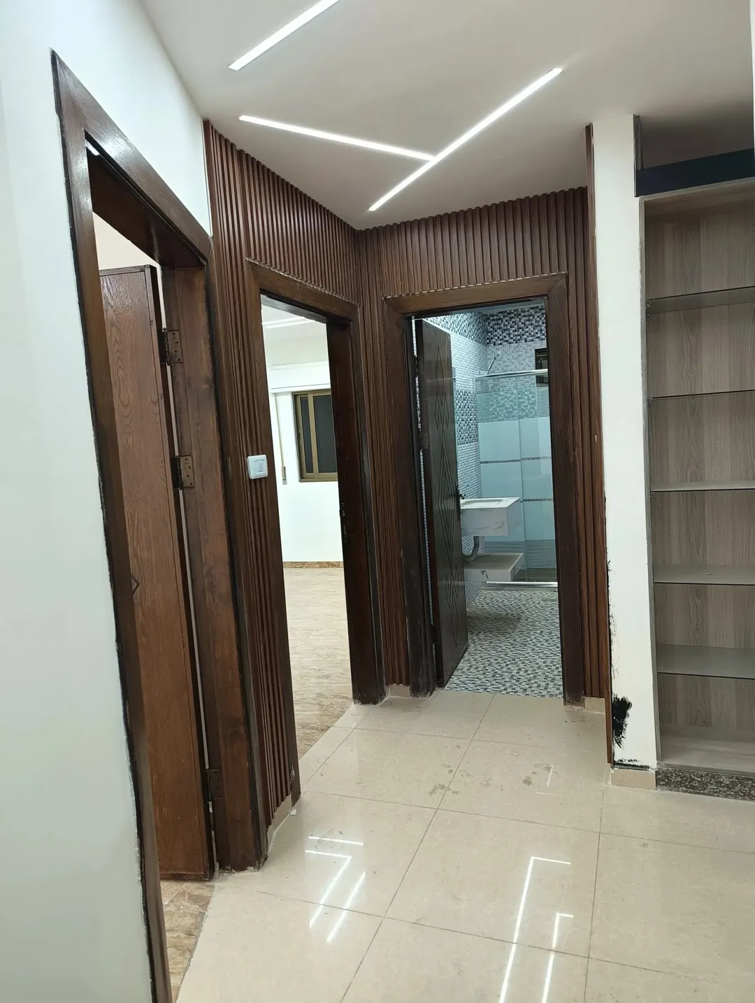 شقة طابقية … طابق أول شبه أرضي للبيع ( كاش ـ أقساط ـ بدل )