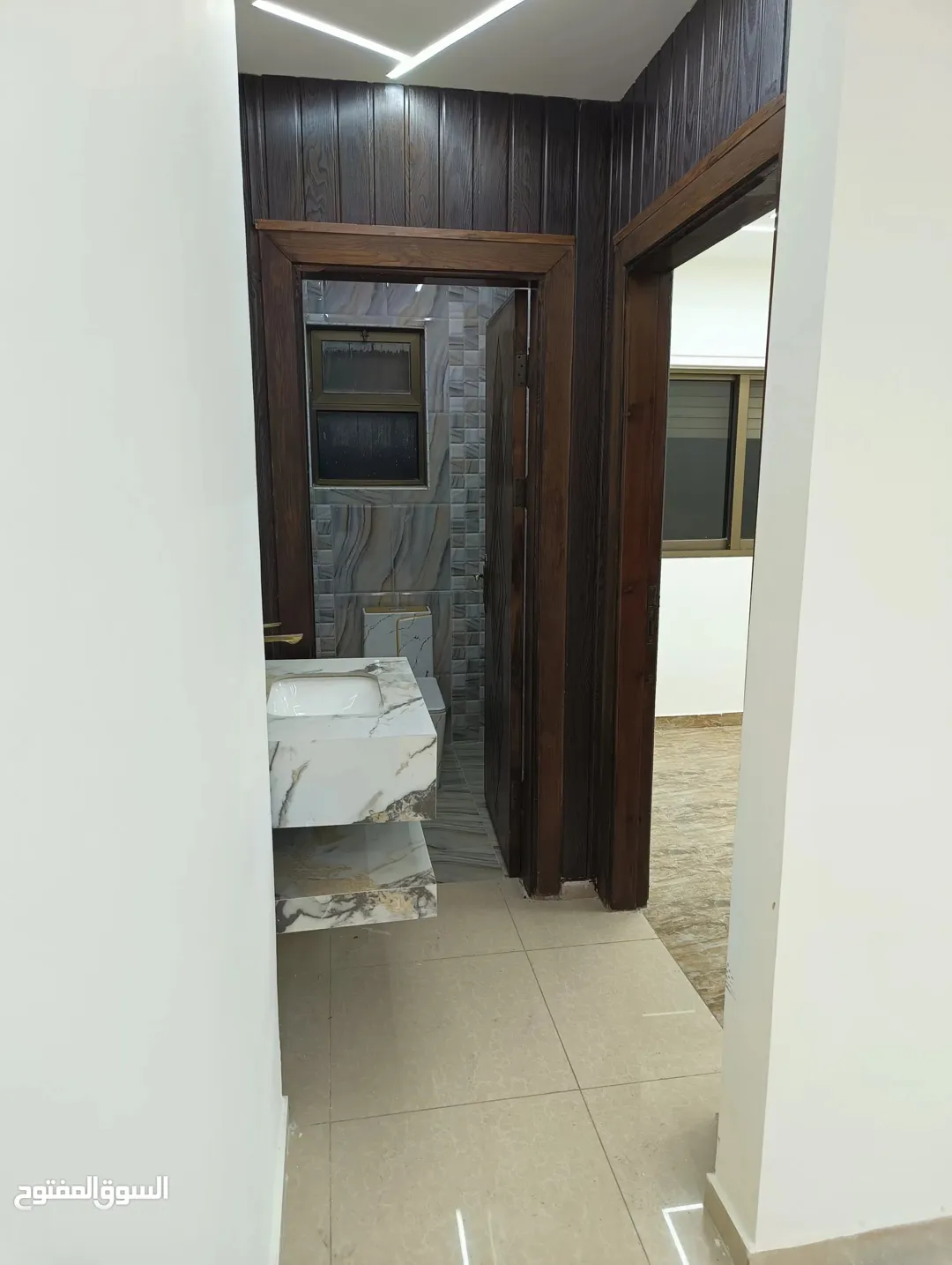 شقة طابقية … طابق أول شبه أرضي للبيع ( كاش ـ أقساط ـ بدل )