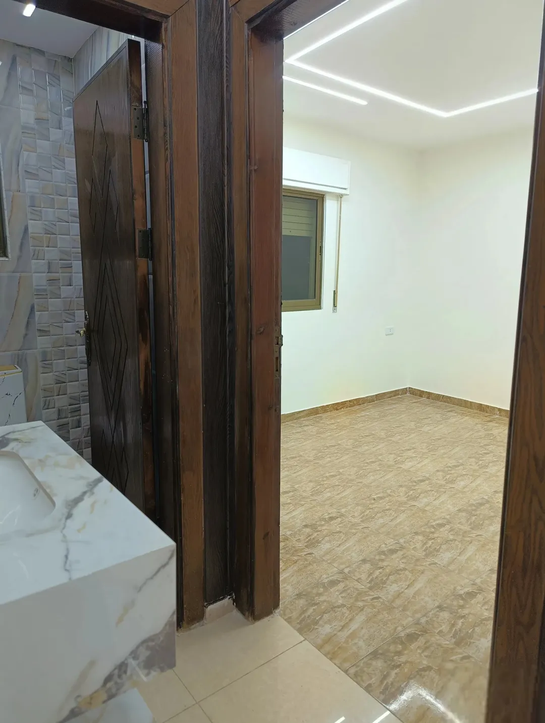 شقة طابقية … طابق أول شبه أرضي للبيع ( كاش ـ أقساط ـ بدل )