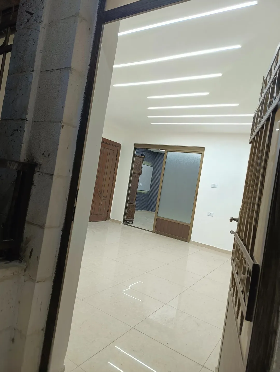 شقة طابقية … طابق أول شبه أرضي للبيع ( كاش ـ أقساط ـ بدل )