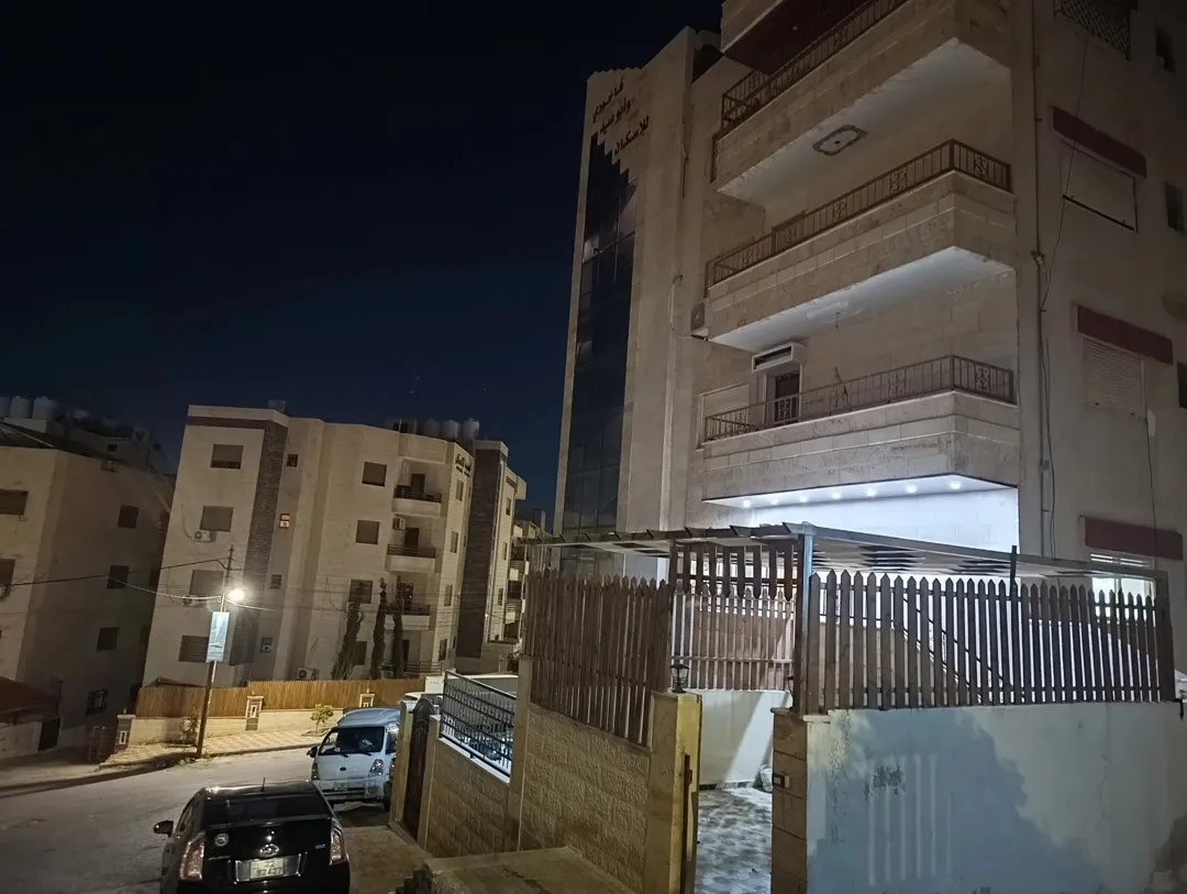 شقة طابقية … طابق أول شبه أرضي للبيع ( كاش ـ أقساط ـ بدل )