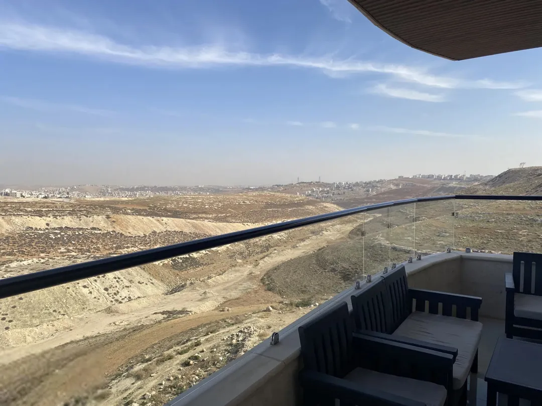شقة عصرية فاخرة للبيع مفروشة بالكامل في ضاحية الرشيد