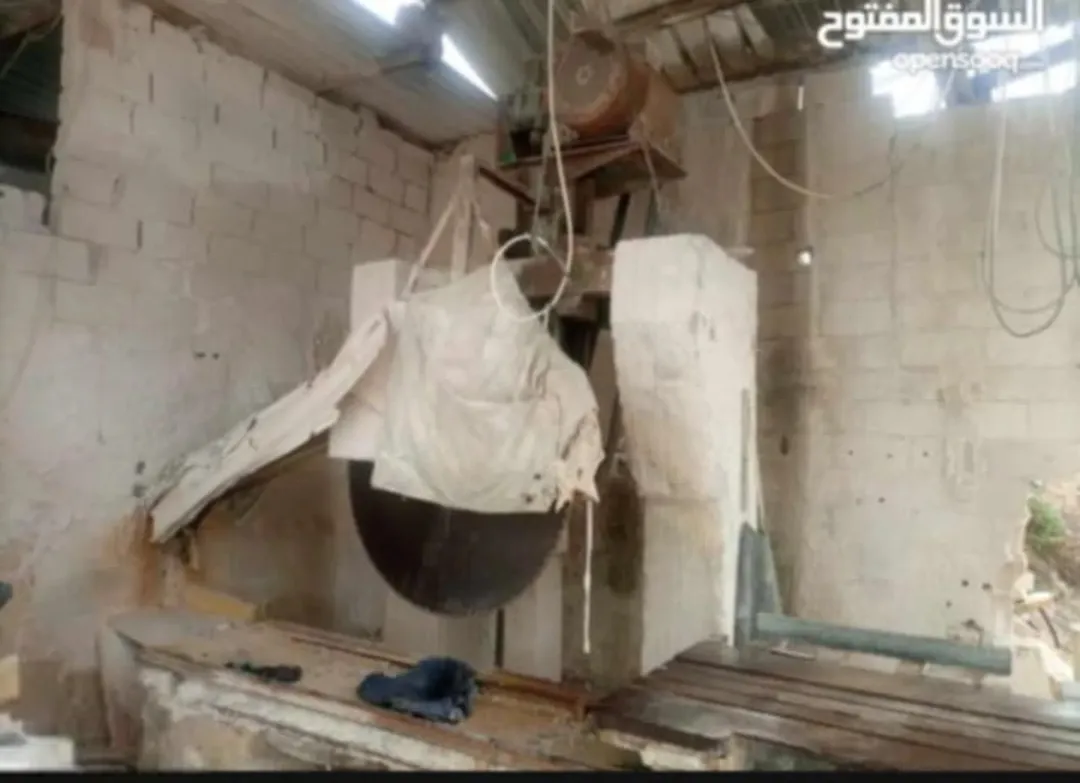 أرض صناعية مجهزة بمنشار حجر للإيجار في إربد – منطقة فوعرة