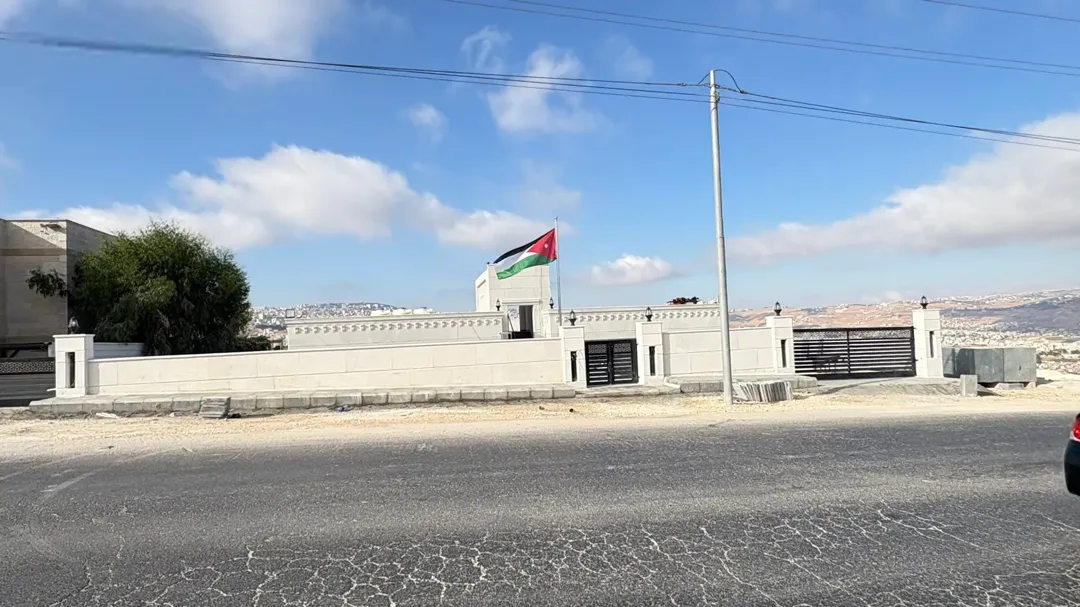 فيلا مميزة باطلالة خلابة للبيع مباشرة — صورة 3