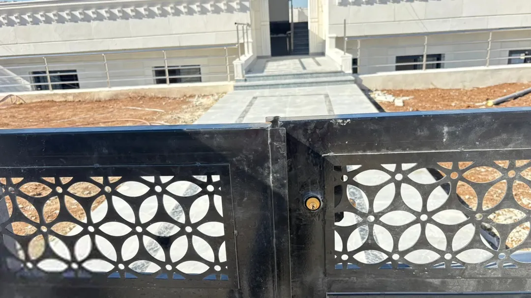 فيلا مميزة باطلالة خلابة للبيع مباشرة