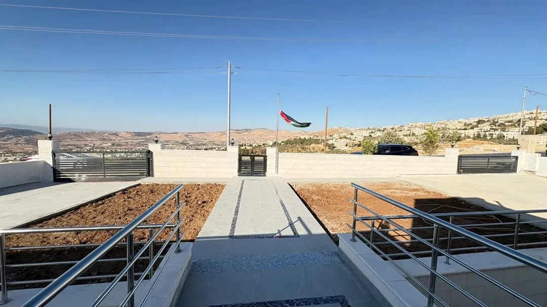فيلا مميزة باطلالة خلابة للبيع مباشرة