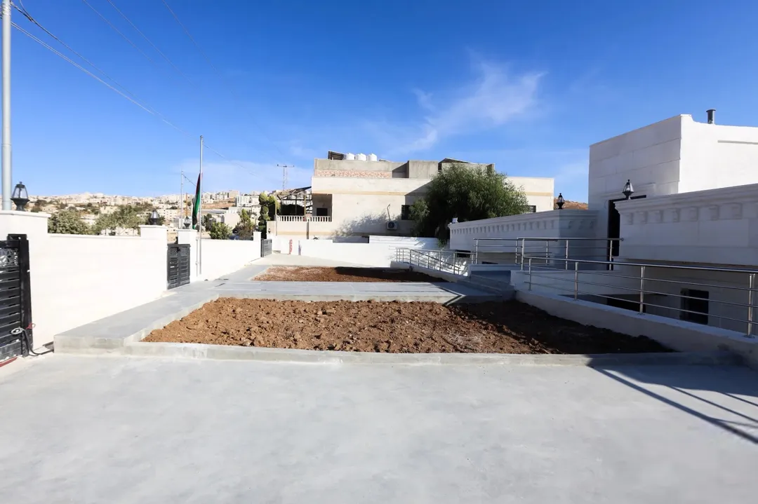 فيلا مميزة باطلالة خلابة للبيع مباشرة