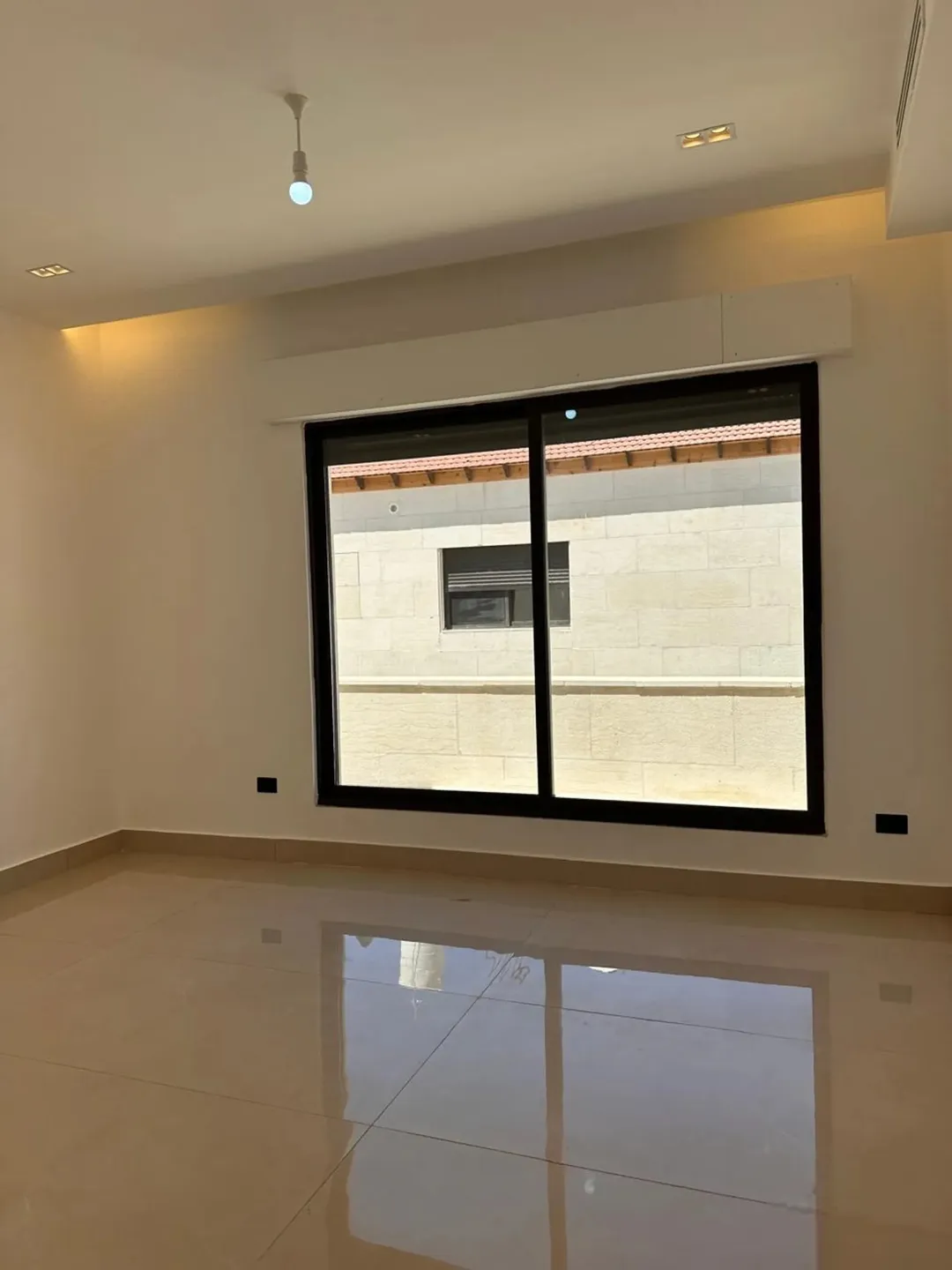 شقة **طابقية روف كاملة** بمساحة إجمالية **492 متر مربع**، منها **310 متر مربع مساحة بناء