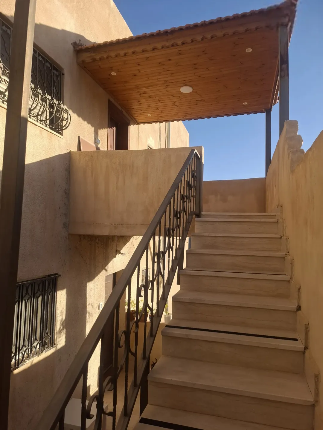 عمارة ثلاث طوابق في طبربور