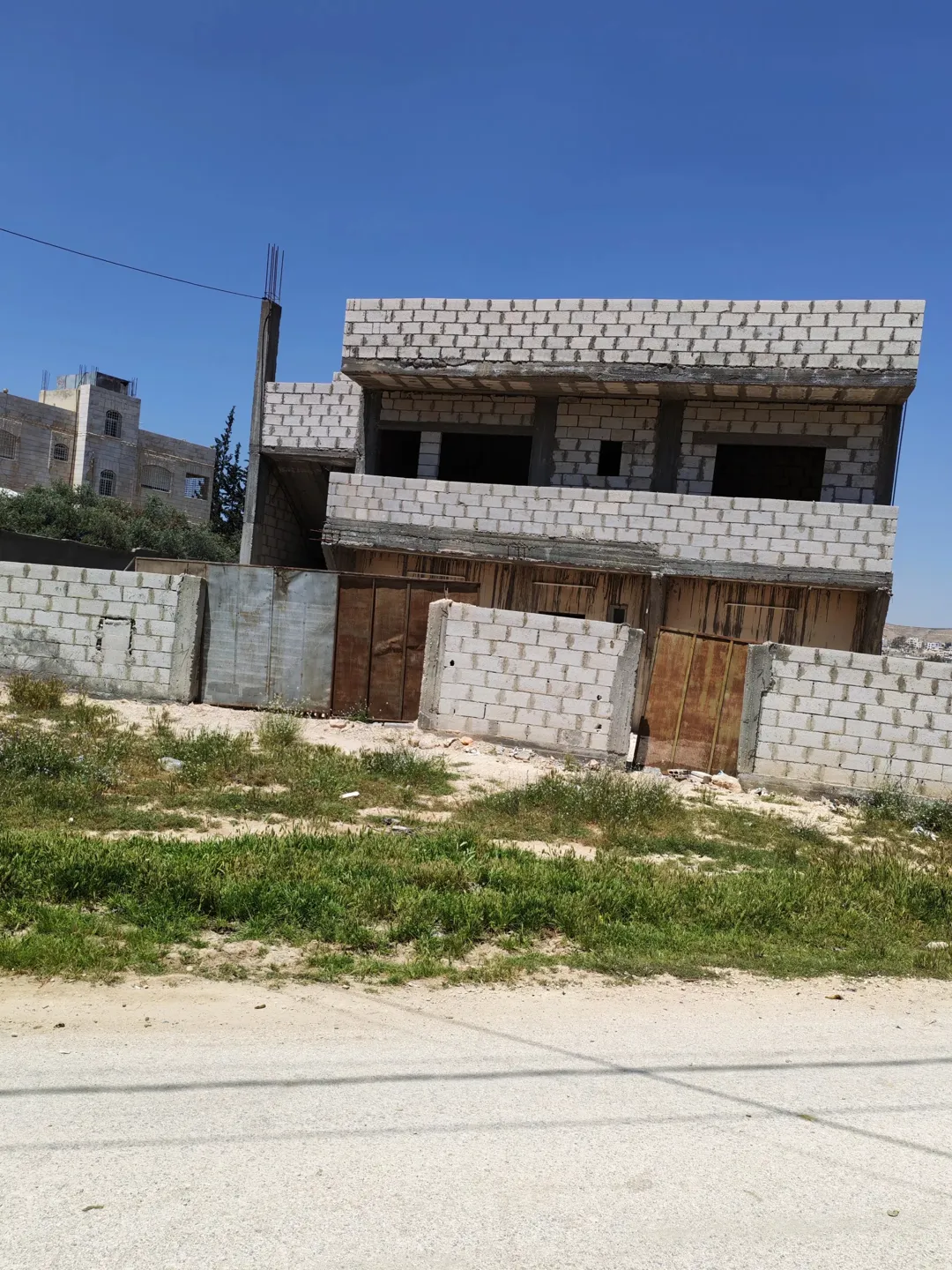 بيت ثلاثي الطوابق للبيع في الزرقاء بيرين