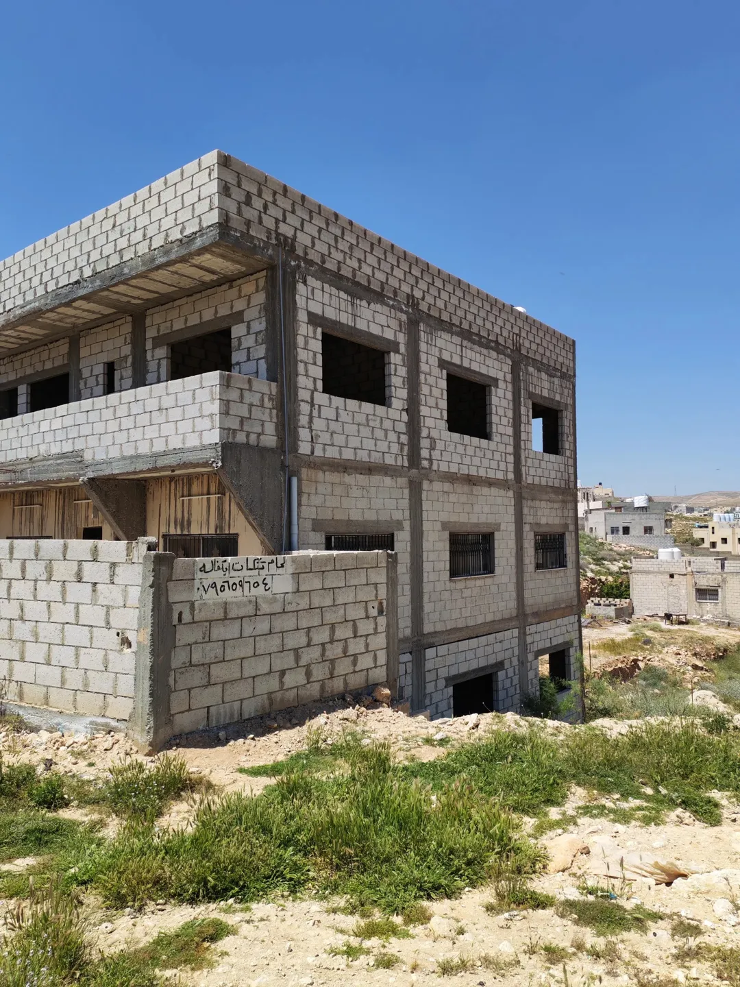 بيت ثلاثي الطوابق للبيع في الزرقاء بيرين