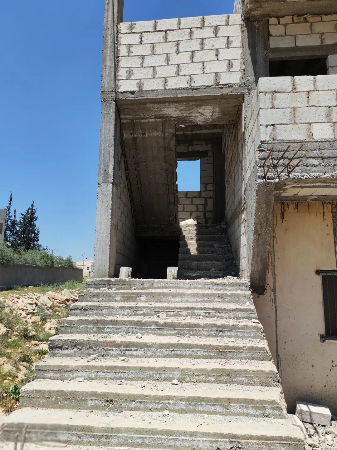 بيت ثلاثي الطوابق للبيع في الزرقاء بيرين