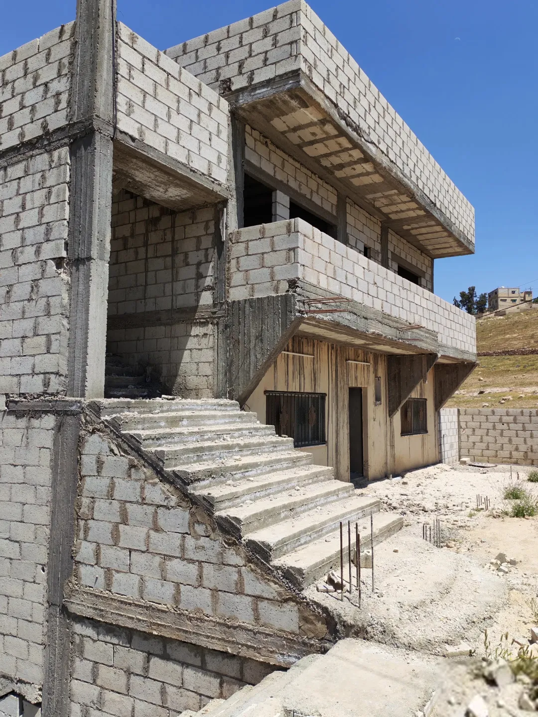 بيت ثلاثي الطوابق للبيع في الزرقاء بيرين