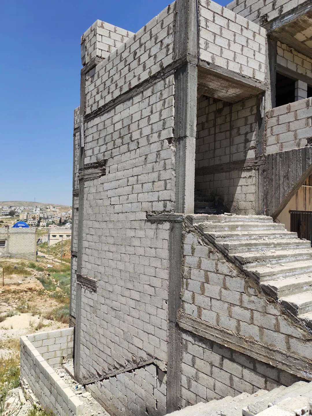 بيت ثلاثي الطوابق للبيع في الزرقاء بيرين