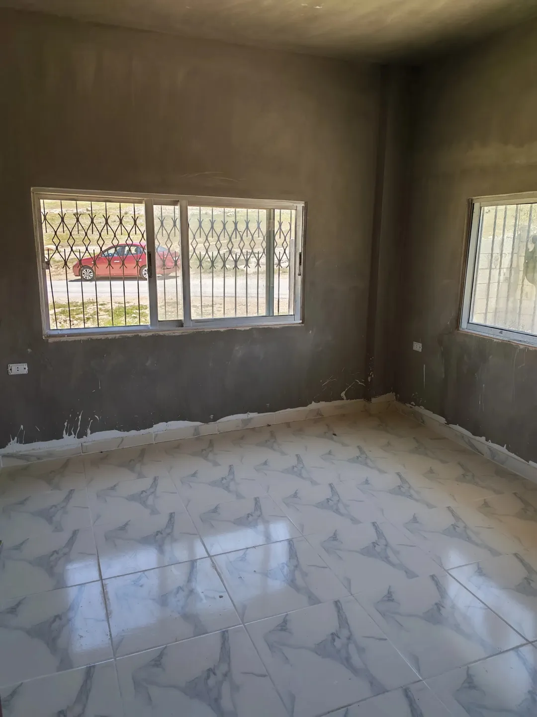 بيت ثلاثي الطوابق للبيع في الزرقاء بيرين