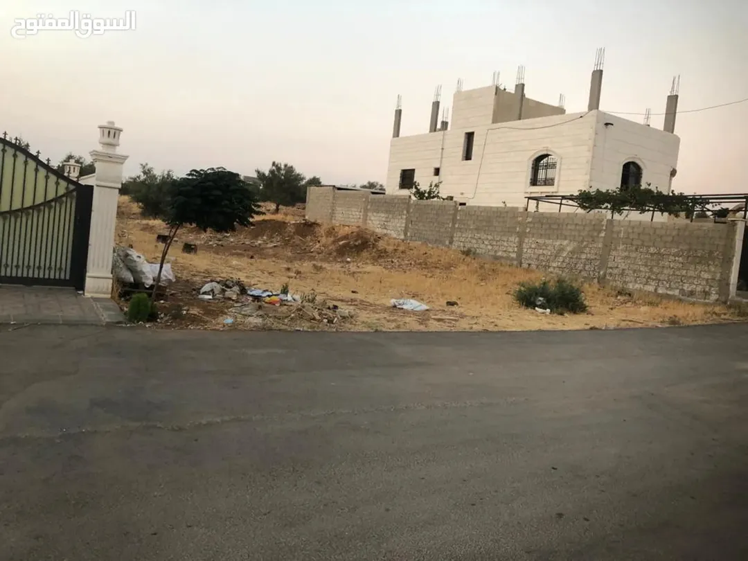 قطعه ارض 518 م بين الفلل تصلح لبناء فيلا قوشان مستقل