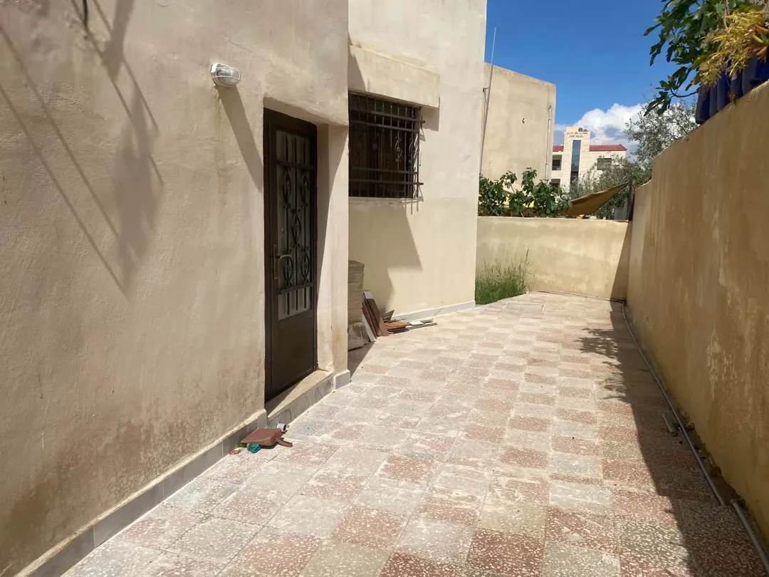بيت مستقل للبيع شبه فيلا في ارقي مناطق الزرقاء الجديدة (البتراوي) خلف شارع الكرامة (الوينك)مقابل wow