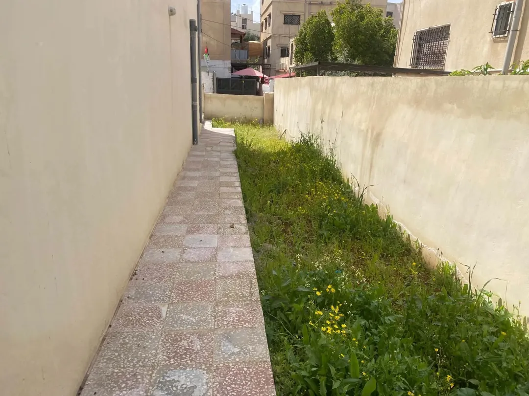 بيت مستقل للبيع شبه فيلا في ارقي مناطق الزرقاء الجديدة (البتراوي) خلف شارع الكرامة (الوينك)مقابل wow
