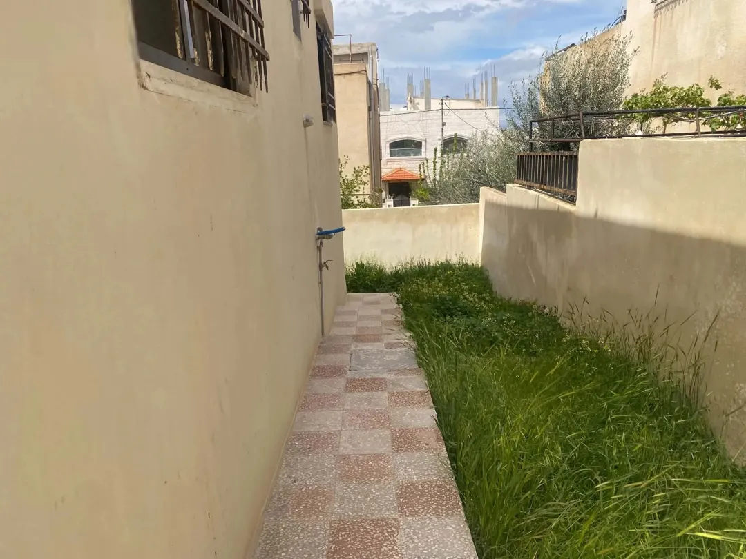 بيت مستقل للبيع شبه فيلا في ارقي مناطق الزرقاء الجديدة (البتراوي) خلف شارع الكرامة (الوينك)مقابل wow