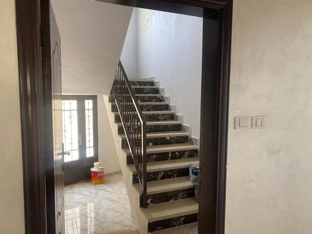 بيت مستقل للبيع شبه فيلا في ارقي مناطق الزرقاء الجديدة (البتراوي) خلف شارع الكرامة (الوينك)مقابل wow