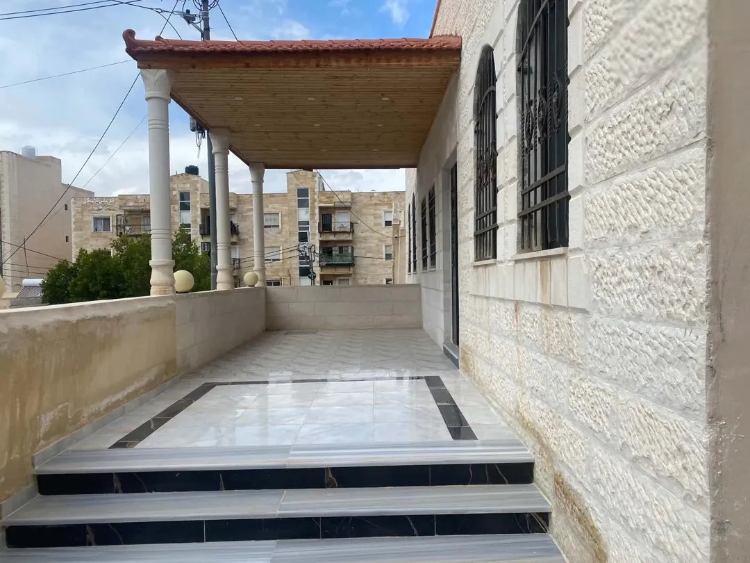 بيت مستقل للبيع شبه فيلا في ارقي مناطق الزرقاء الجديدة (البتراوي) خلف شارع الكرامة (الوينك)مقابل wow
