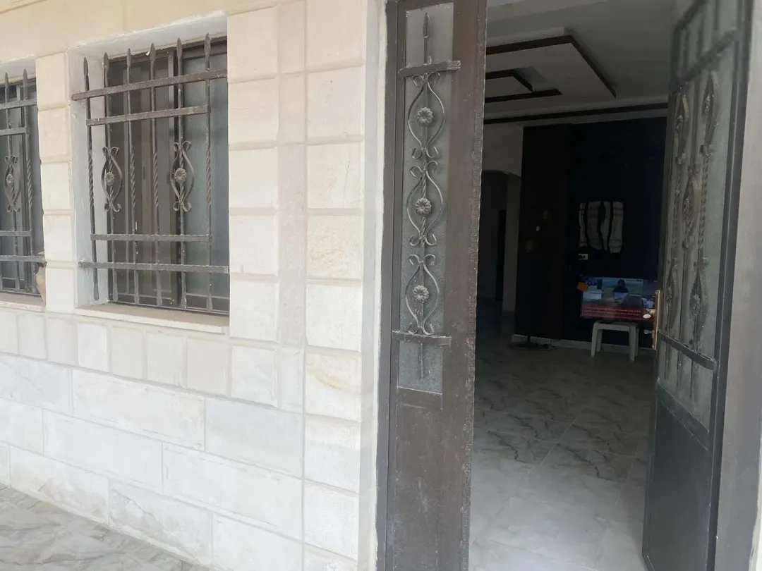 بيت مستقل للبيع شبه فيلا في ارقي مناطق الزرقاء الجديدة (البتراوي) خلف شارع الكرامة (الوينك)مقابل wow