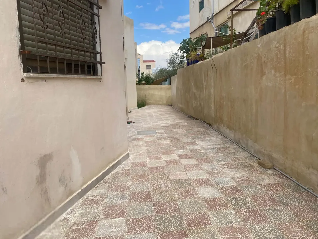 بيت مستقل للبيع شبه فيلا في ارقي مناطق الزرقاء الجديدة (البتراوي) خلف شارع الكرامة (الوينك)مقابل wow